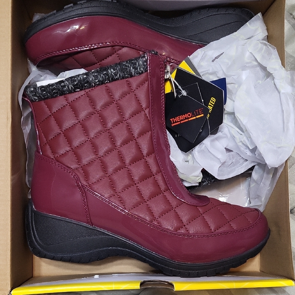 NWT  KHOMBU Women's Quilted Boots - Burgundy